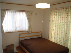 ベッドルームのカーテン施工例画像